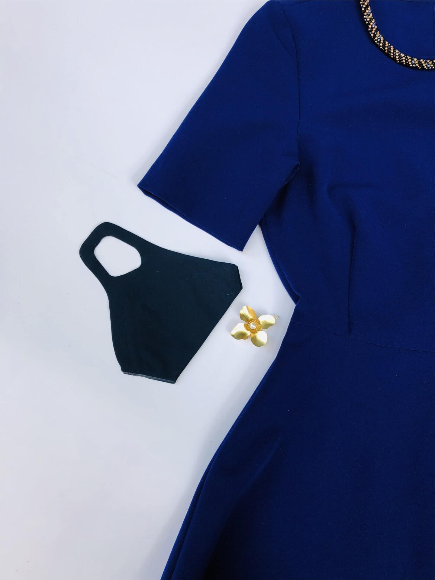 Dunkelblaue Schutzmaske in Kombination mit dem dunkelblauen Kleid