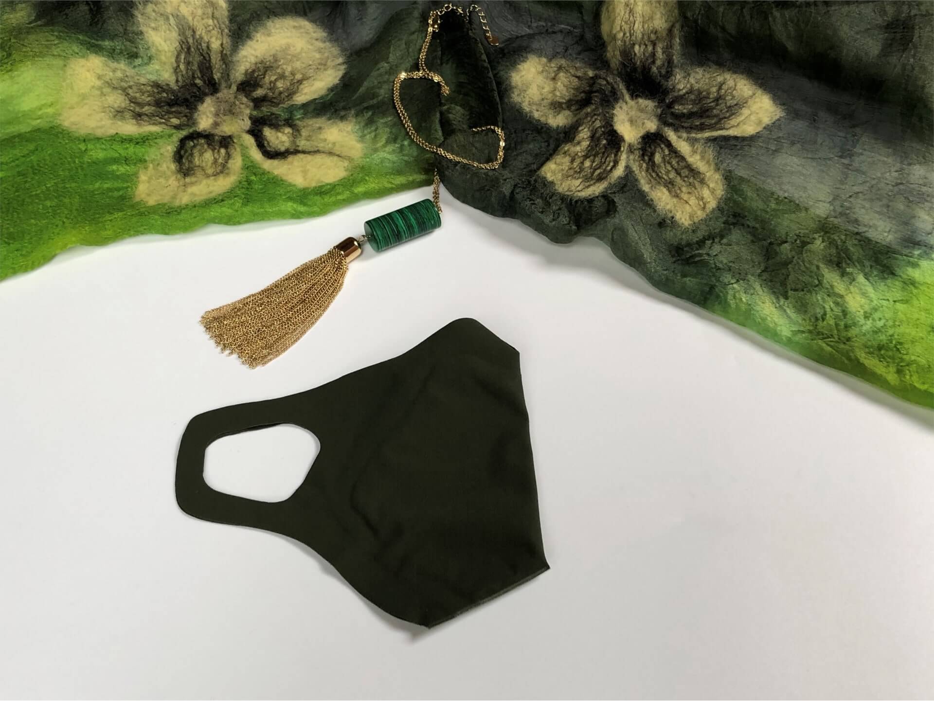 Dunkelgrüne Schutzmaske in Kombination mit dem grün-gelben Schal